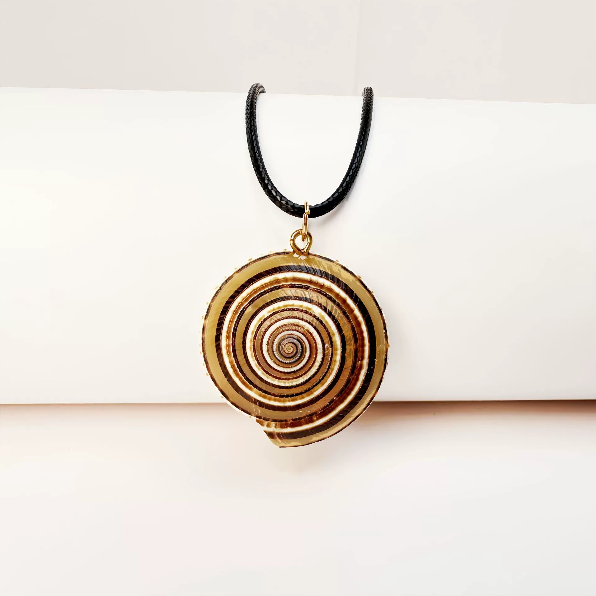 Wholesale Minimalist Waxed Leather Rope Natural Conch Shell Necklaces With Electroplated Gold Edge - Image 19
