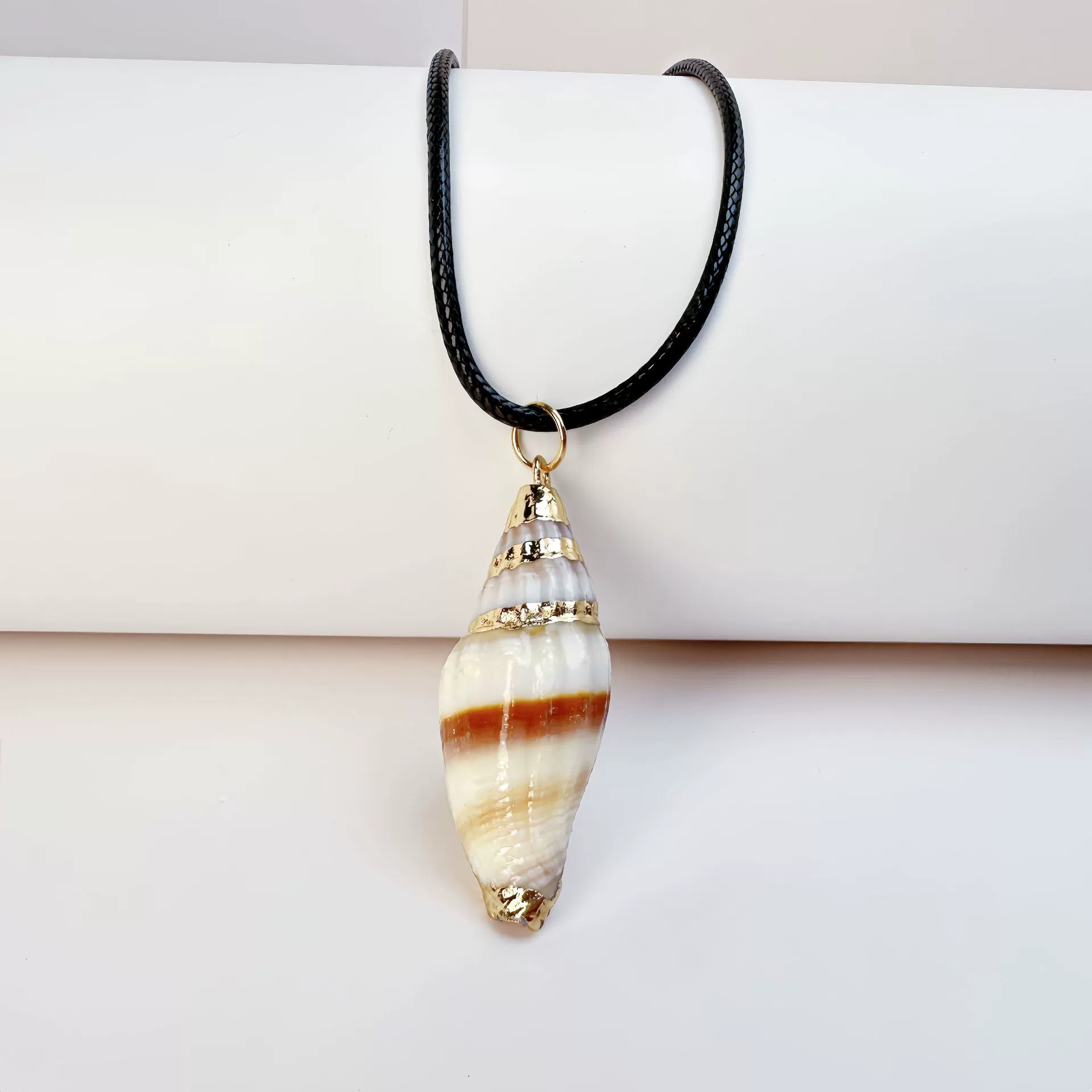 Wholesale Minimalist Waxed Leather Rope Natural Conch Shell Necklaces With Electroplated Gold Edge - Image 29