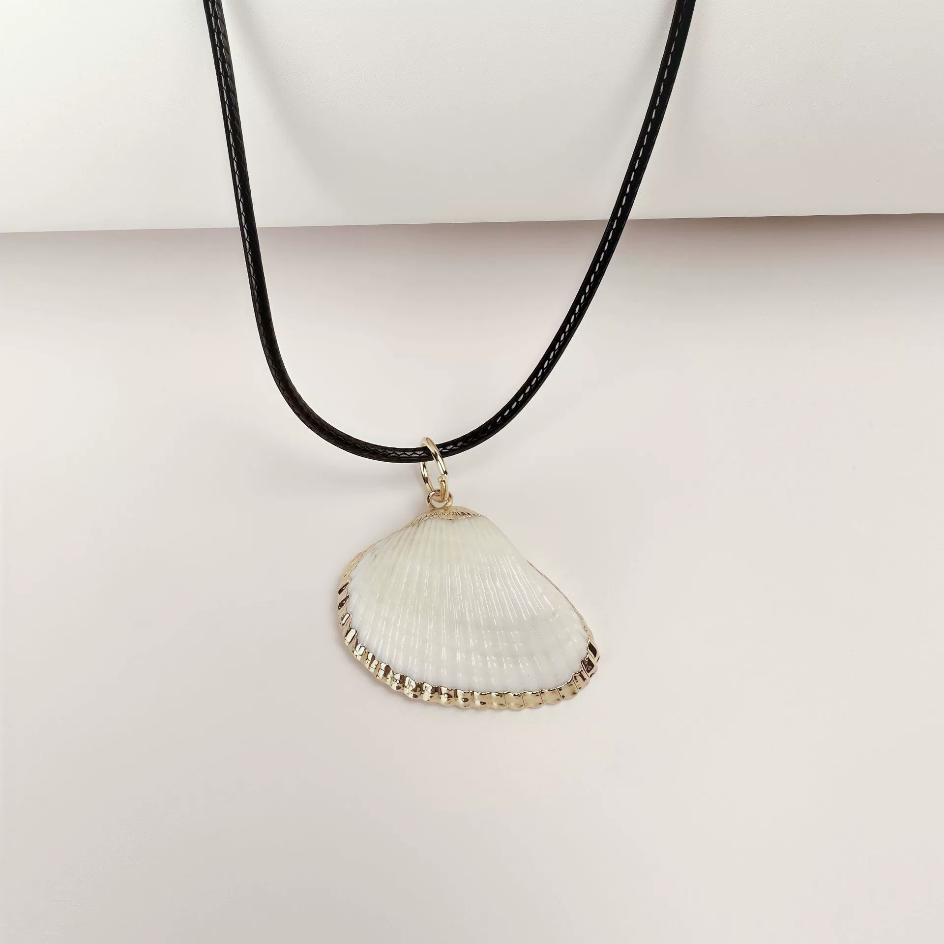 Wholesale Minimalist Waxed Leather Rope Natural Conch Shell Necklaces With Electroplated Gold Edge - Image 39
