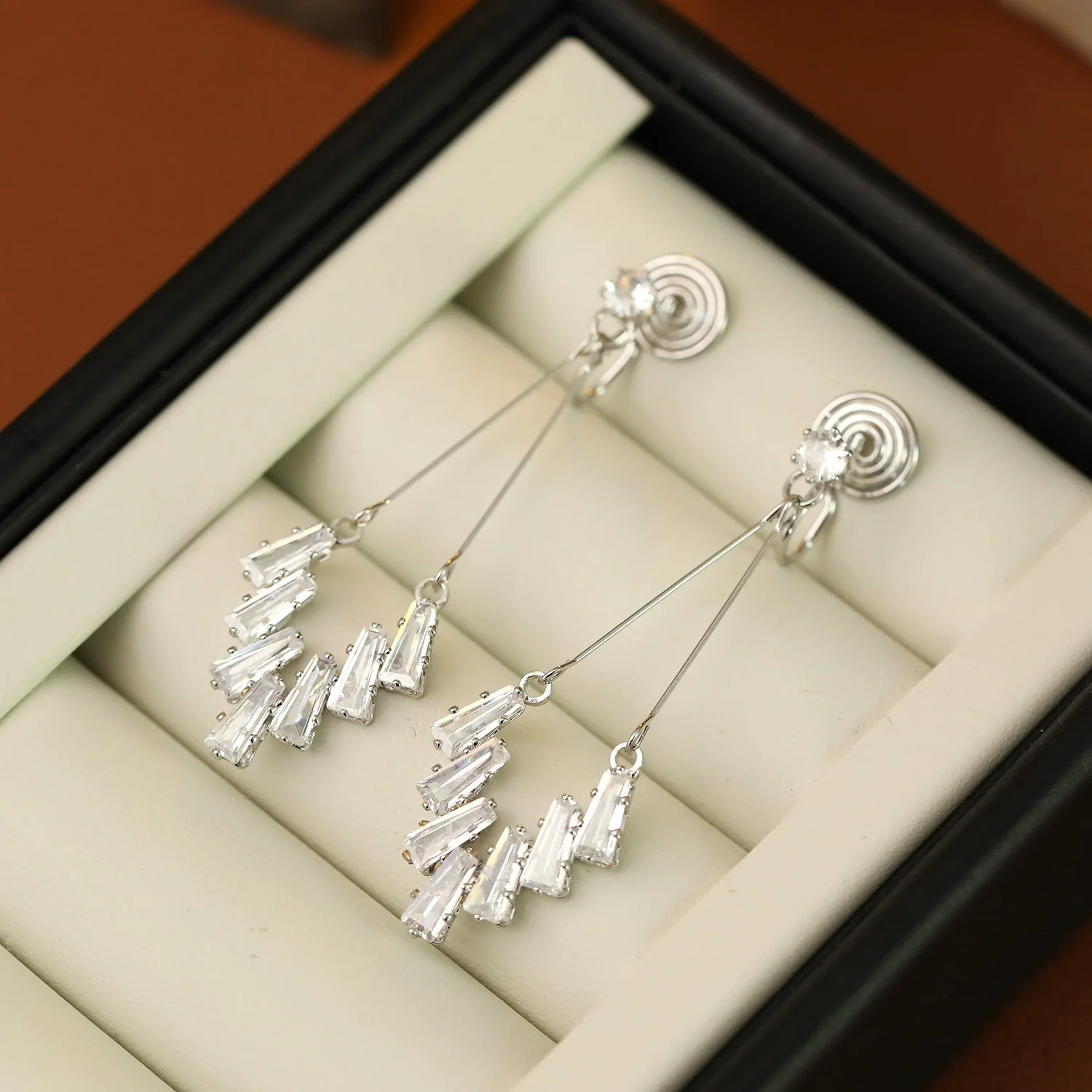 Wholesale Mosquitorepellent Incense Plate Ear Clip For Women Light Luxury Geometric Zircon Electroplated Design - Image 3