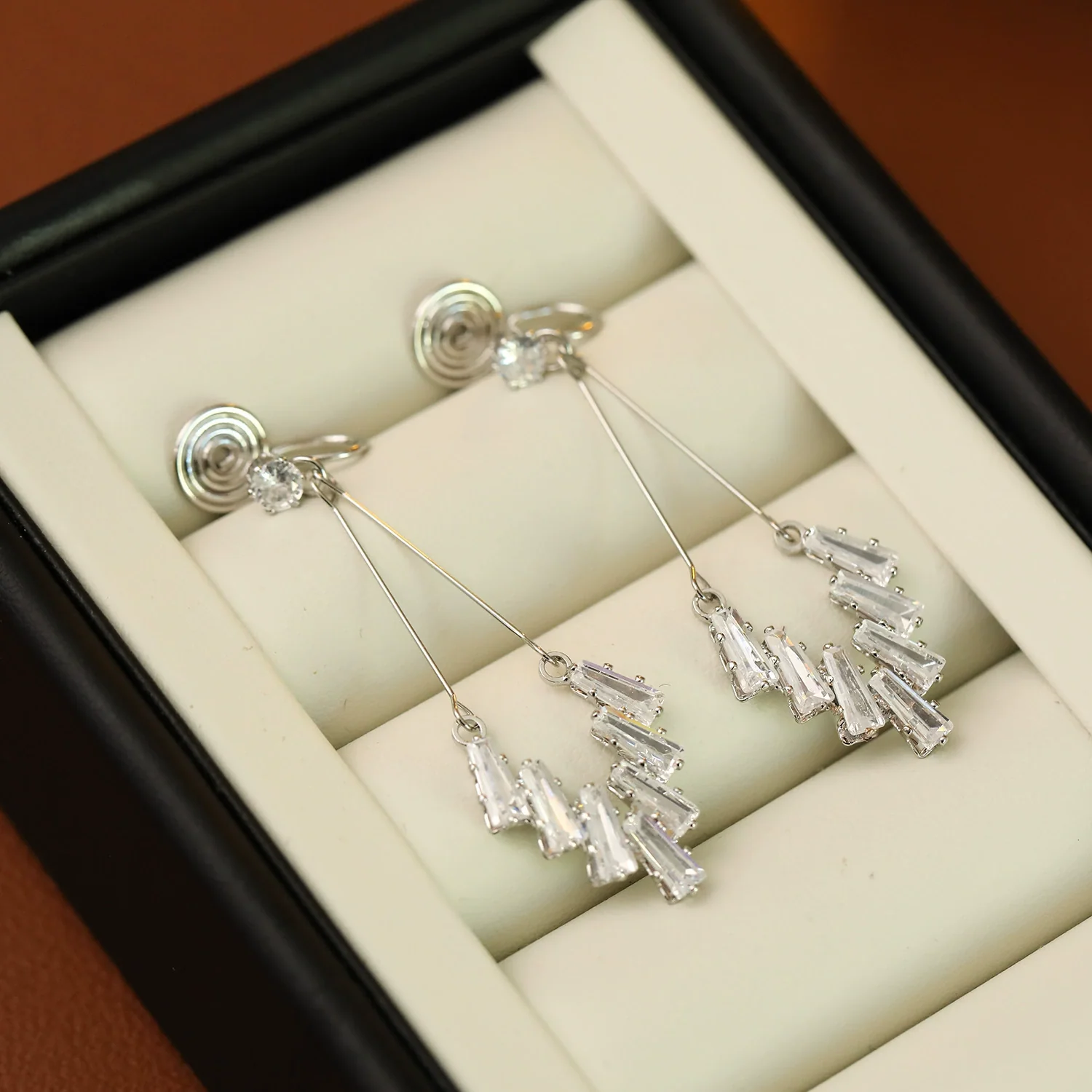 Wholesale Mosquitorepellent Incense Plate Ear Clip For Women Light Luxury Geometric Zircon Electroplated Design - Image 6