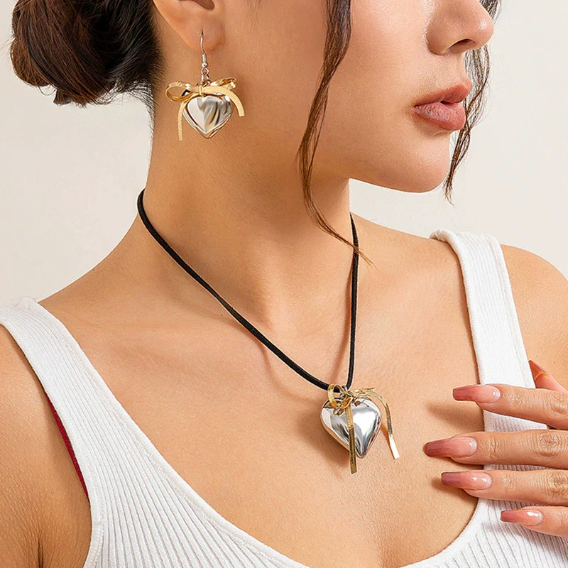 Wholesale Niche Matte Resin Love Bow And Heart Geometric Necklace With Electroplating Treatment For Women - Image 2