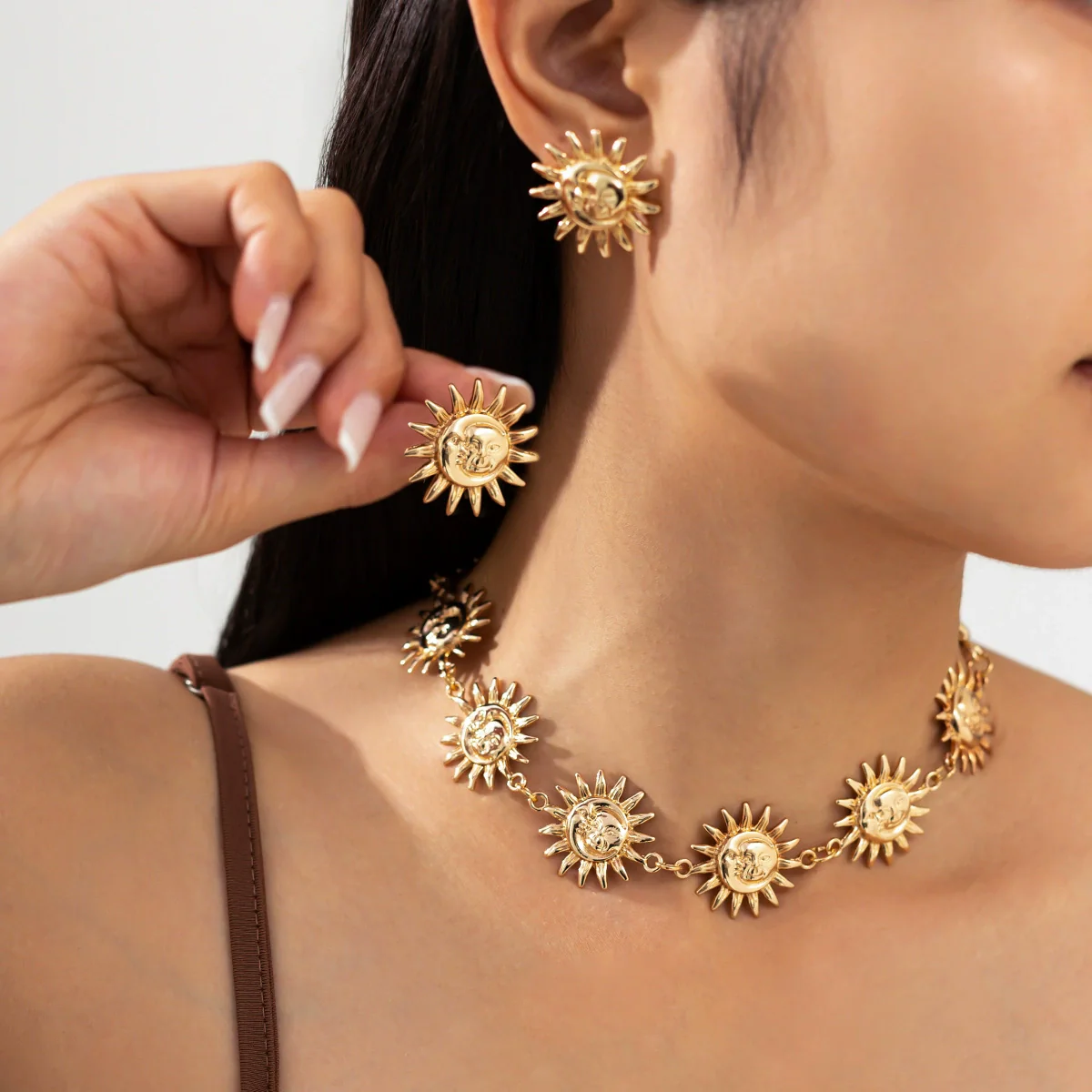 Wholesale Pendant Necklace Retro Metal Geometric Sunflower Face Alloy Iron Chain Electroplating For Women