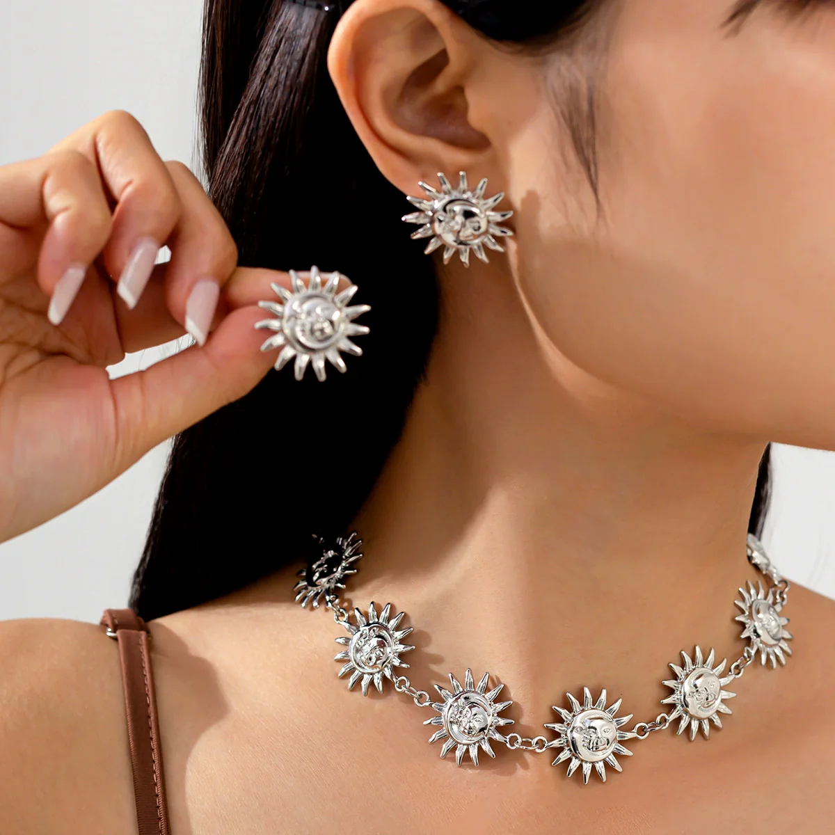 Wholesale Pendant Necklace Retro Metal Geometric Sunflower Face Alloy Iron Chain Electroplating For Women - Image 2