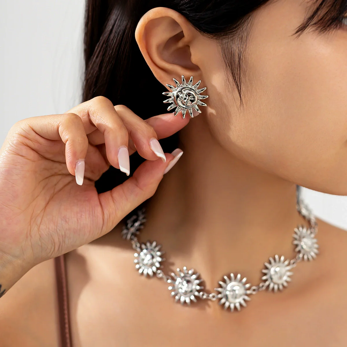 Wholesale Pendant Necklace Retro Metal Geometric Sunflower Face Alloy Iron Chain Electroplating For Women - Image 3