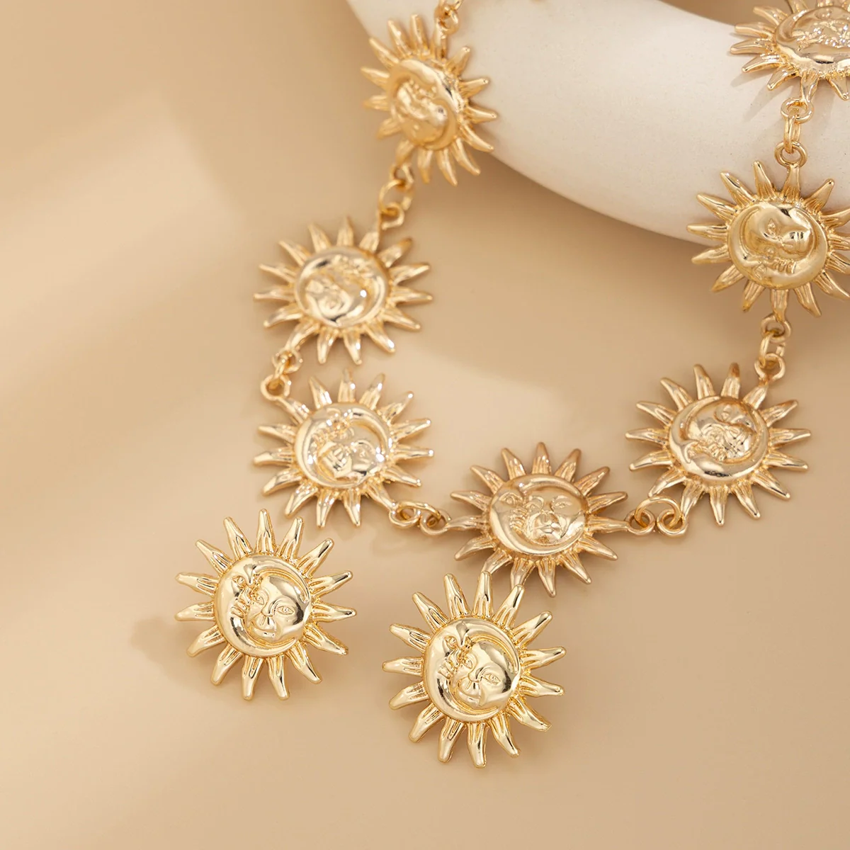 Wholesale Pendant Necklace Retro Metal Geometric Sunflower Face Alloy Iron Chain Electroplating For Women - Image 4