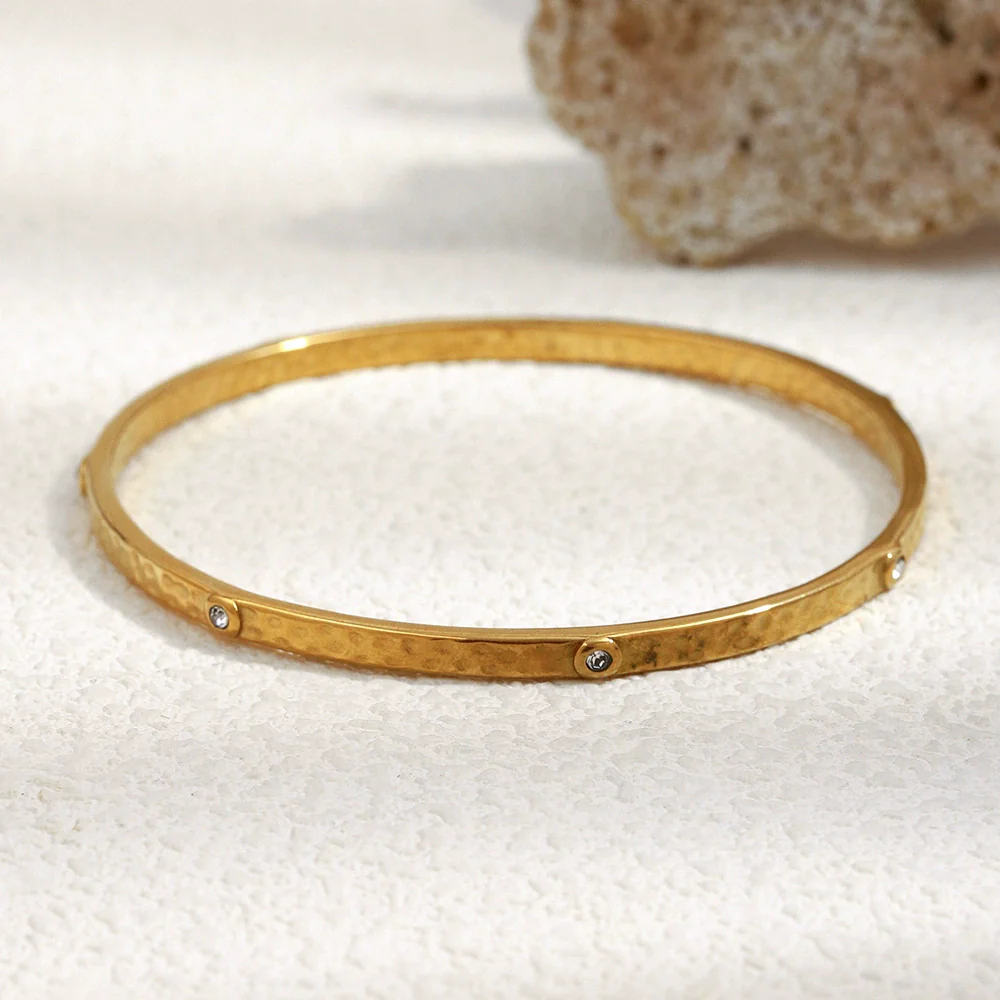 Wholesale Retro Fashion Geometric Stainless Steel 18K Gold Plated Hammer Texture Small Round Diamond Closed Bracelet Hand Jewelry