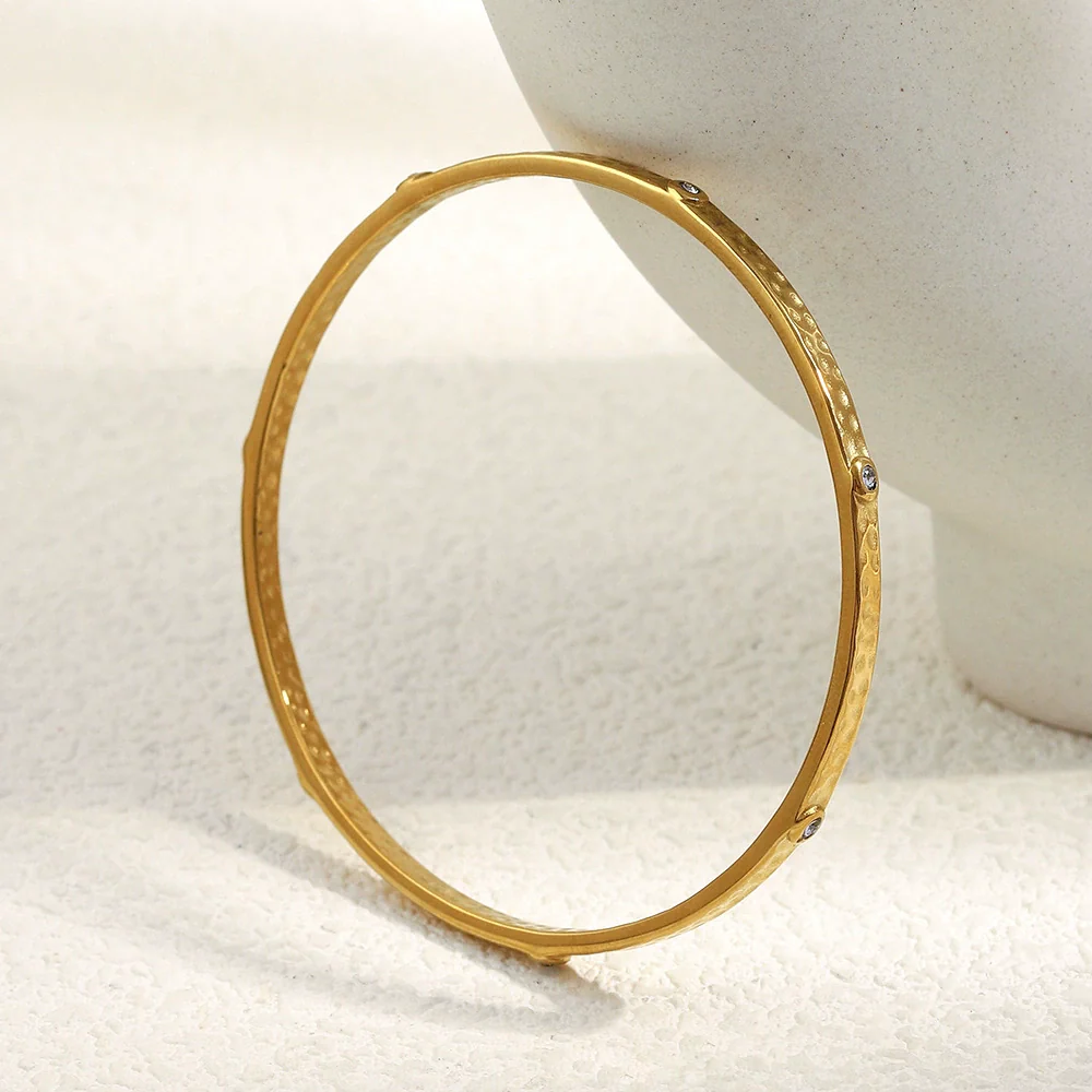 Wholesale Retro Fashion Geometric Stainless Steel 18K Gold Plated Hammer Texture Small Round Diamond Closed Bracelet Hand Jewelry - Image 2