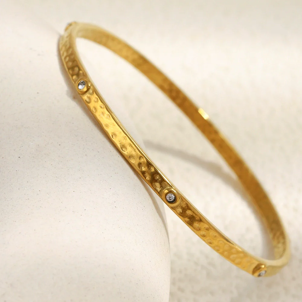 Wholesale Retro Fashion Geometric Stainless Steel 18K Gold Plated Hammer Texture Small Round Diamond Closed Bracelet Hand Jewelry - Image 3