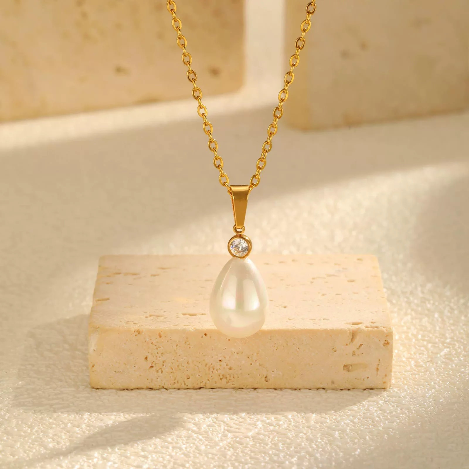Wholesale Retro Highend Titanium Steel Artificial Pearl Dropshaped Pendant Necklace Clavicle Chain With Electroplating