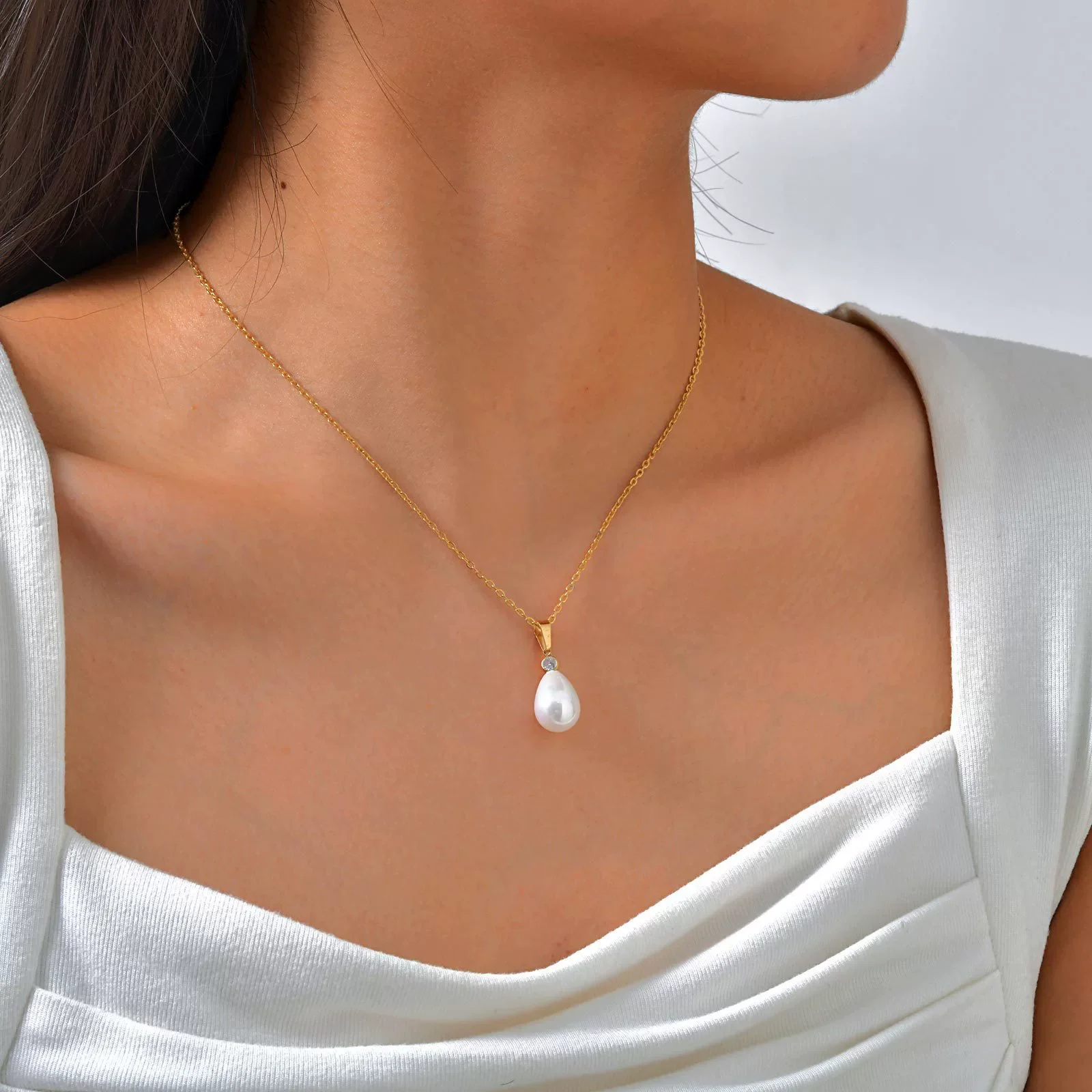 Wholesale Retro Highend Titanium Steel Artificial Pearl Dropshaped Pendant Necklace Clavicle Chain With Electroplating - Image 3