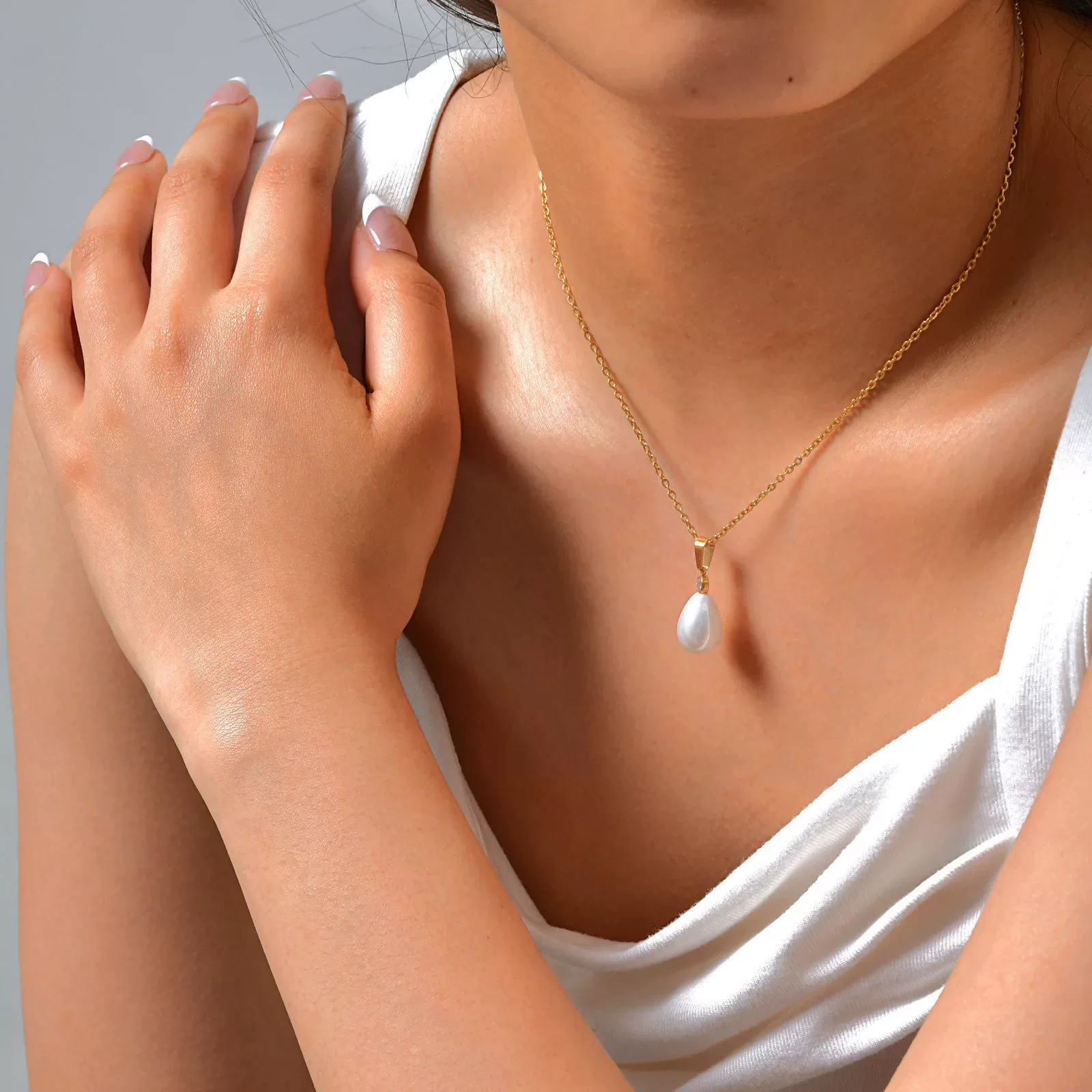 Wholesale Retro Highend Titanium Steel Artificial Pearl Dropshaped Pendant Necklace Clavicle Chain With Electroplating - Image 4