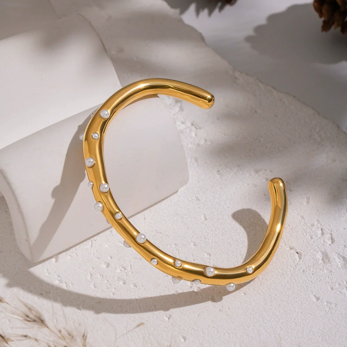 Wholesale Retro Minimalist Inlaid Pearl Irregular Arc Opening Stainless Steel Bracelet With Pvd Furnace Vacuum Real Gold Plating