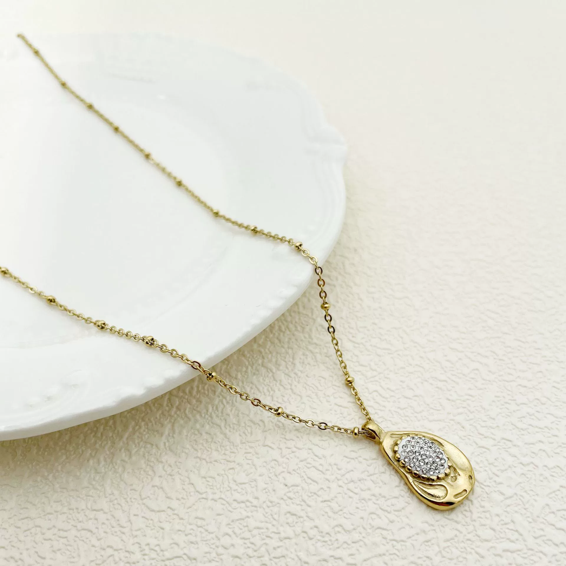 Wholesale Rhinestone Pendant Necklace French Retro Geometric Stainless Steel 18K Goldplated Clavicle Chain For Women - Image 7