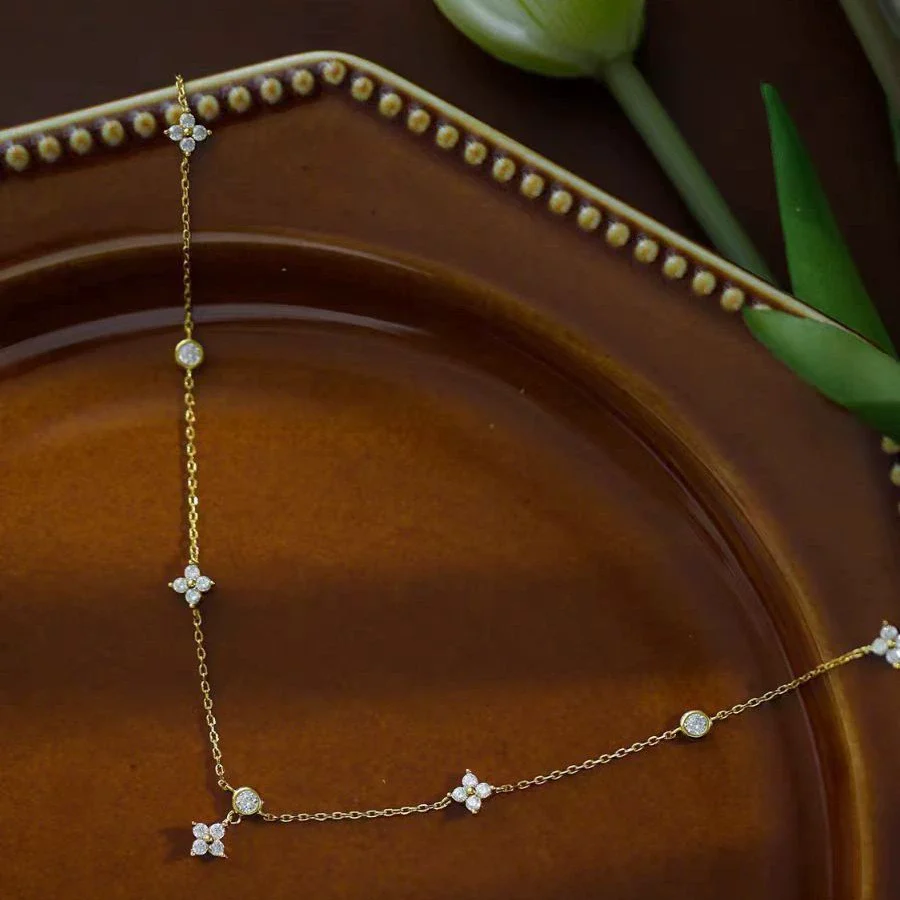 Wholesale Silver Clover Ochain Necklace With Diamond Embedded Light Luxury Style And Flower Leaf Pattern