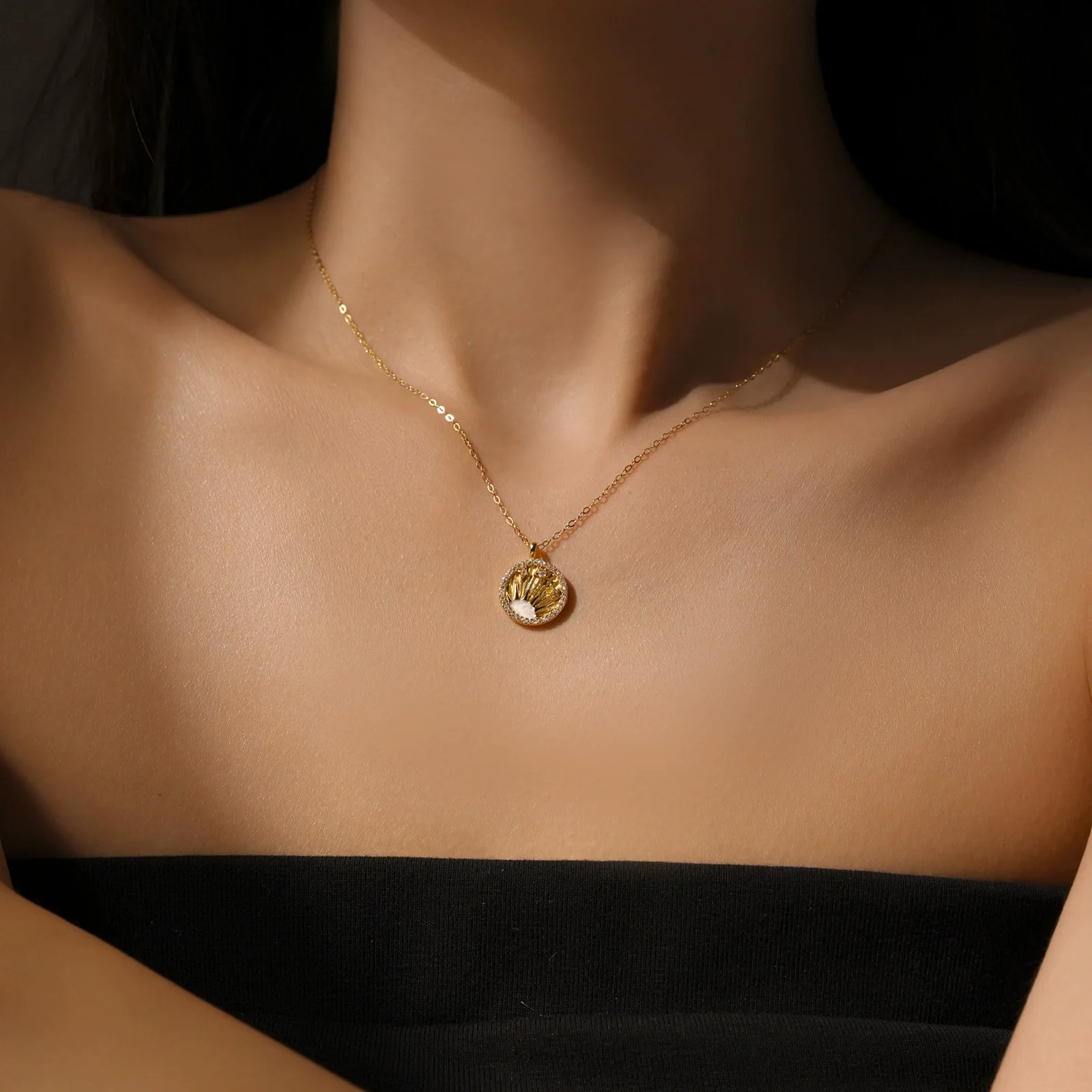 Wholesale Silver Pendant Clavicle Chain With Geometric Pattern And Electroplating For Women - Image 2