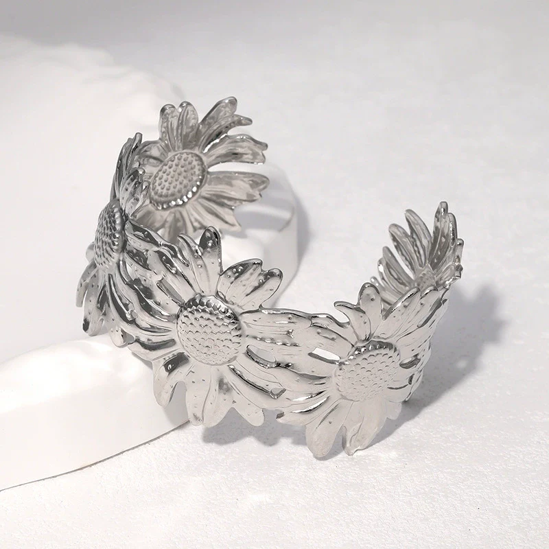 Wholesale Simple Electroplated Stainless Steel Sunflower Bracelet For Women - Image 3