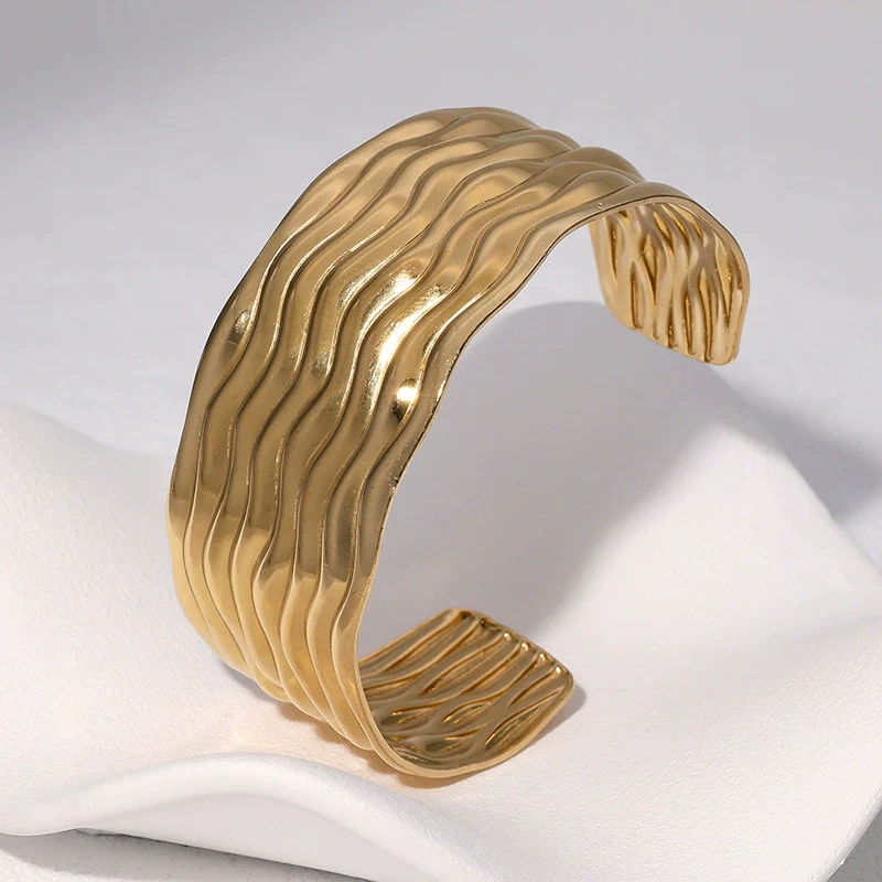 Wholesale Simple Fashionable Corrugated Glossy 18K Goldplated Stainless Steel Open Bracelet That Does Not Fade - Image 2