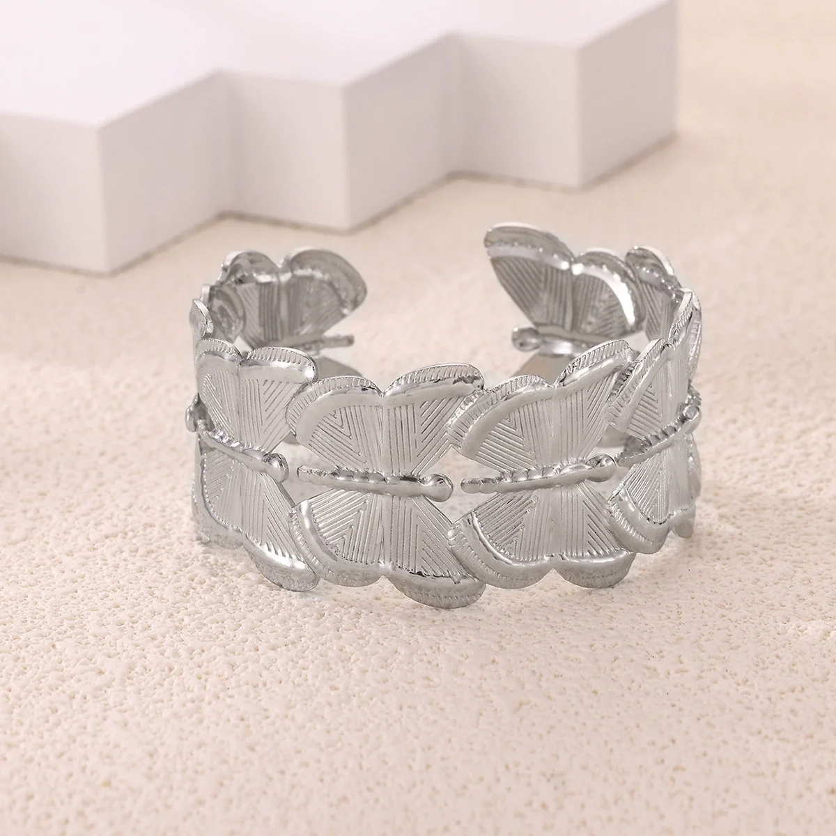 Wholesale Simple Geometric Open Circle Electroplated Stainless Steel Titanium Steel Metal Silver Bracelet - Image 4