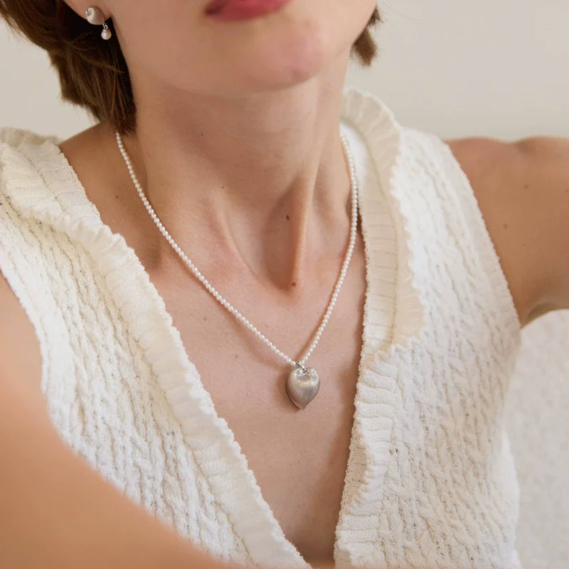 Wholesale Simple Heart Shape Gold Electroplated Copper Pearl Necklace For Unisex - Image 3