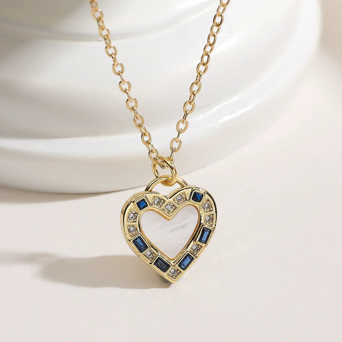 Wholesale Simple Retro Geometric Copper 18K Gold Plated Heart Pendant Necklace For Women - Image 2