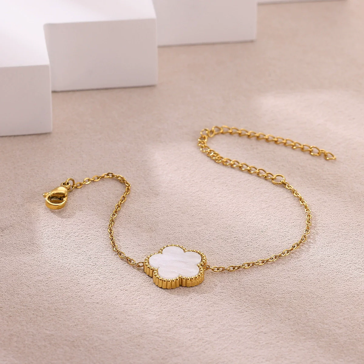 Wholesale Simple Stainless Steel Gold Electroplated Leaf Shape Bracelet For Couples And Women - Image 4