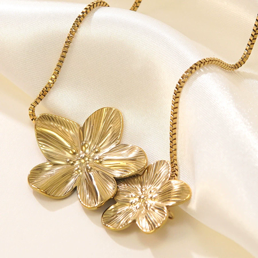 Wholesale Stainless Steel 18K Goldplated Fivepetal Flower Necklace For Women - Image 2