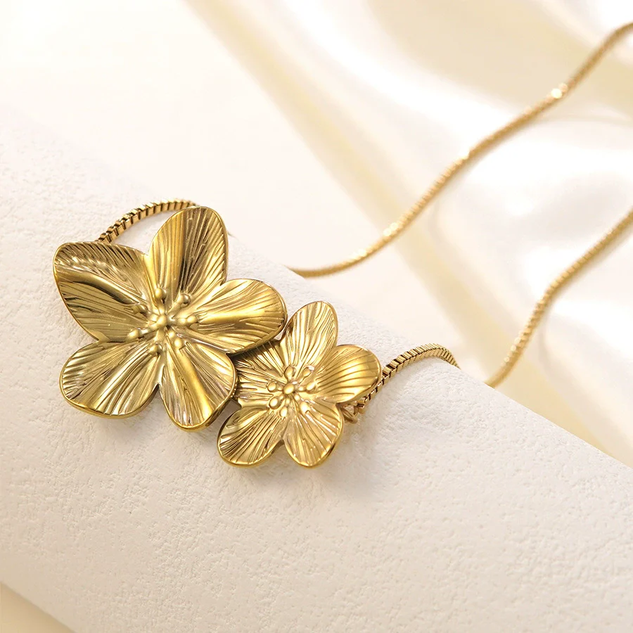 Wholesale Stainless Steel 18K Goldplated Fivepetal Flower Necklace For Women - Image 3