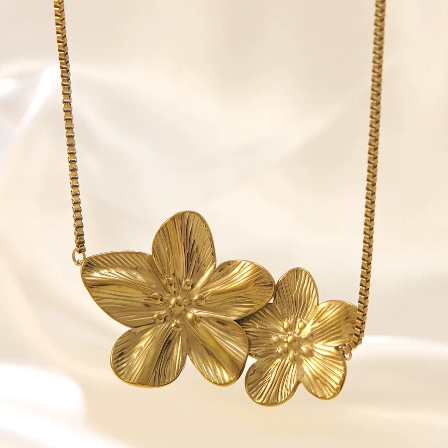 Wholesale Stainless Steel 18K Goldplated Fivepetal Flower Necklace For Women - Image 4