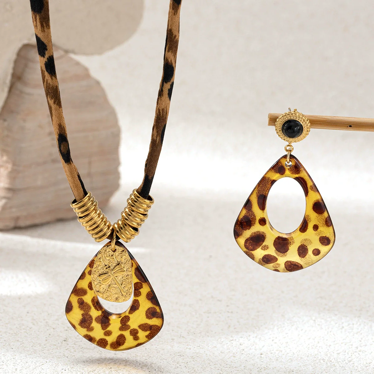 Wholesale Stainless Steel And Titanium Steel Leopard Print Electroplated Braided Rope And Sweater Chain Necklace For Women
