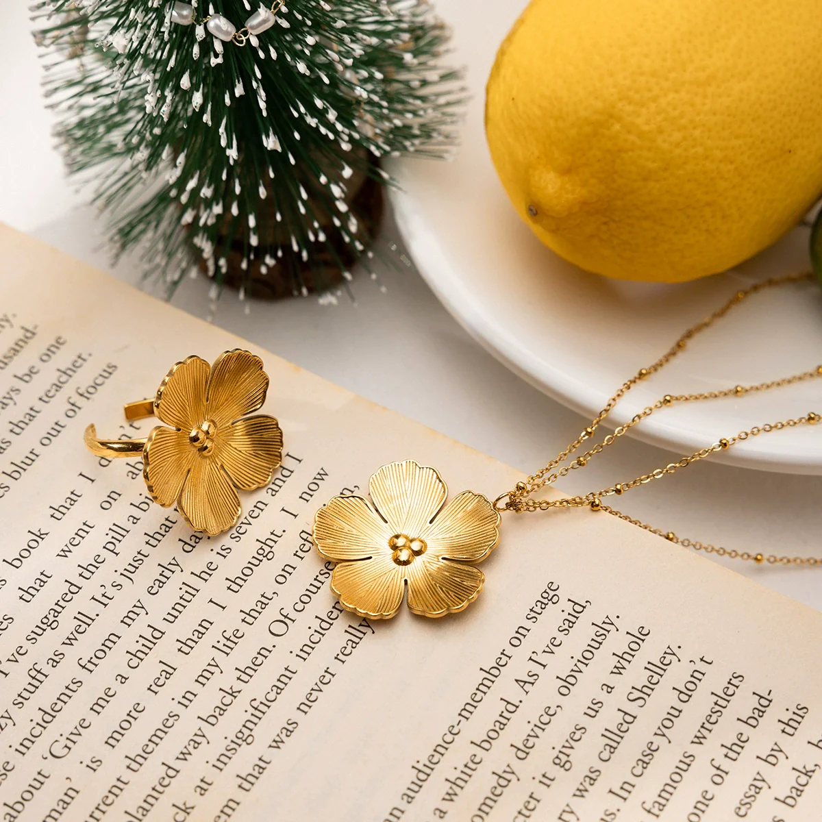 Wholesale Stainless Steel Electroplated 18K Gold Fivepetal Flower Necklace And Ring Set For Women - Image 4