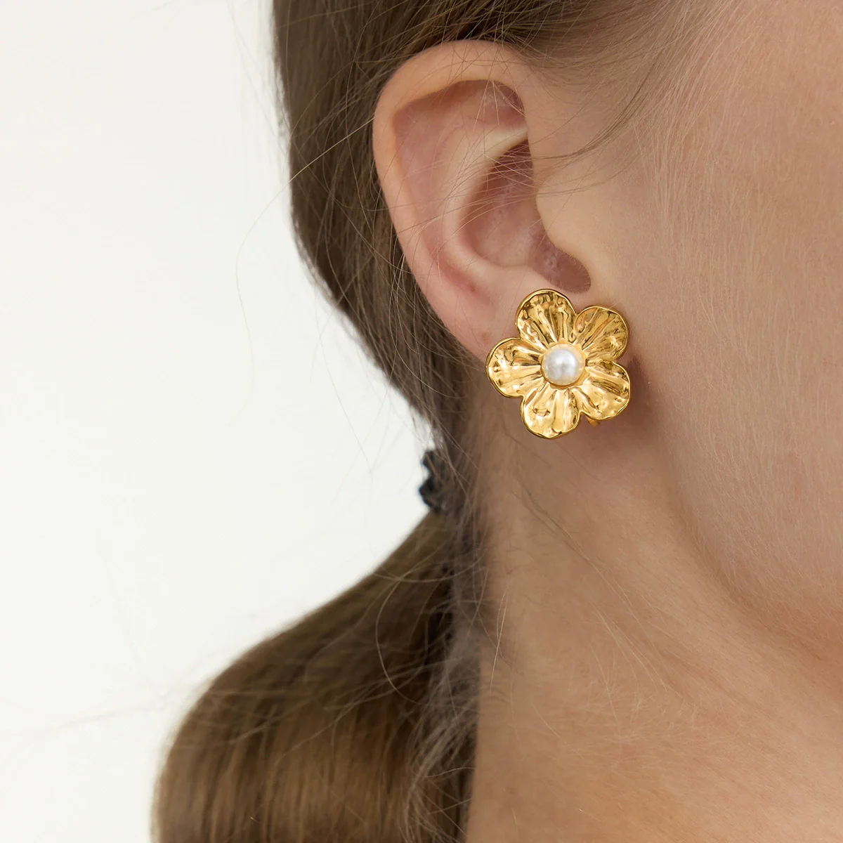 Wholesale Stainless Steel Electroplated 18K Gold Geometric Flower Pearls Ear Clips For Women