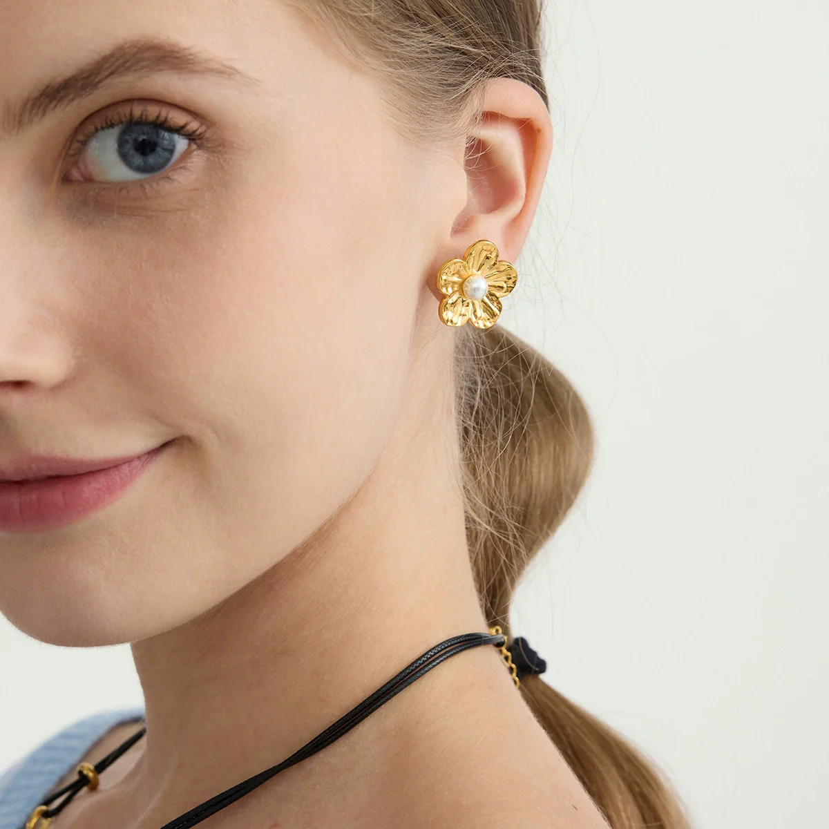 Wholesale Stainless Steel Electroplated 18K Gold Geometric Flower Pearls Ear Clips For Women - Image 3