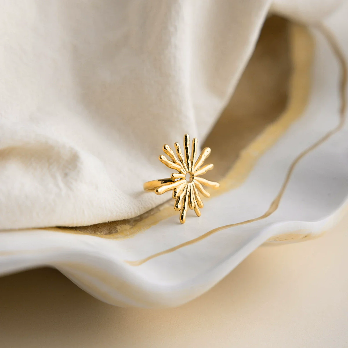 Wholesale Stainless Steel Electroplated 18K Gold Geometric Sunflower Ring For Women Stylish Unique - Image 2
