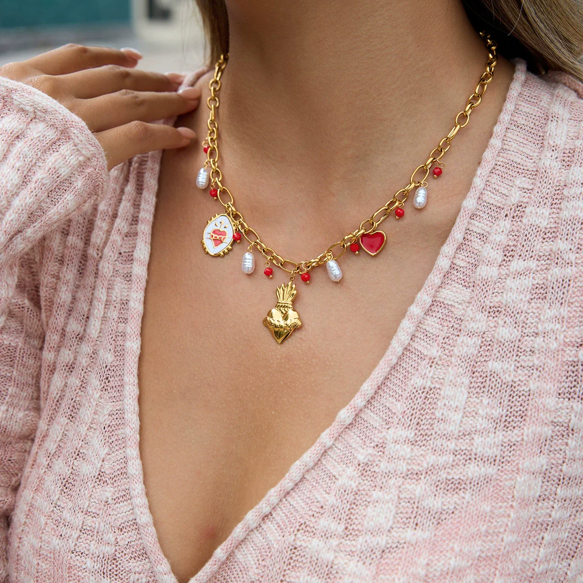 Wholesale Stainless Steel Electroplated 18K Gold Love Pattern Pendant Necklace For Women - Image 2