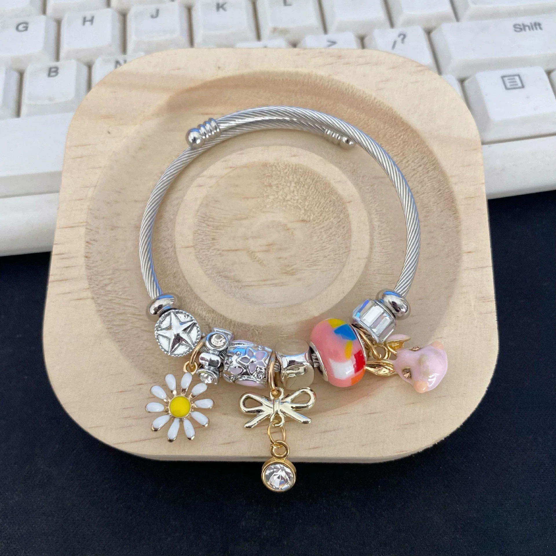 Wholesale Stainless Steel Electroplated Cartoon Animal Daisy Rabbit Pendant Diy Beaded Bracelet For Women