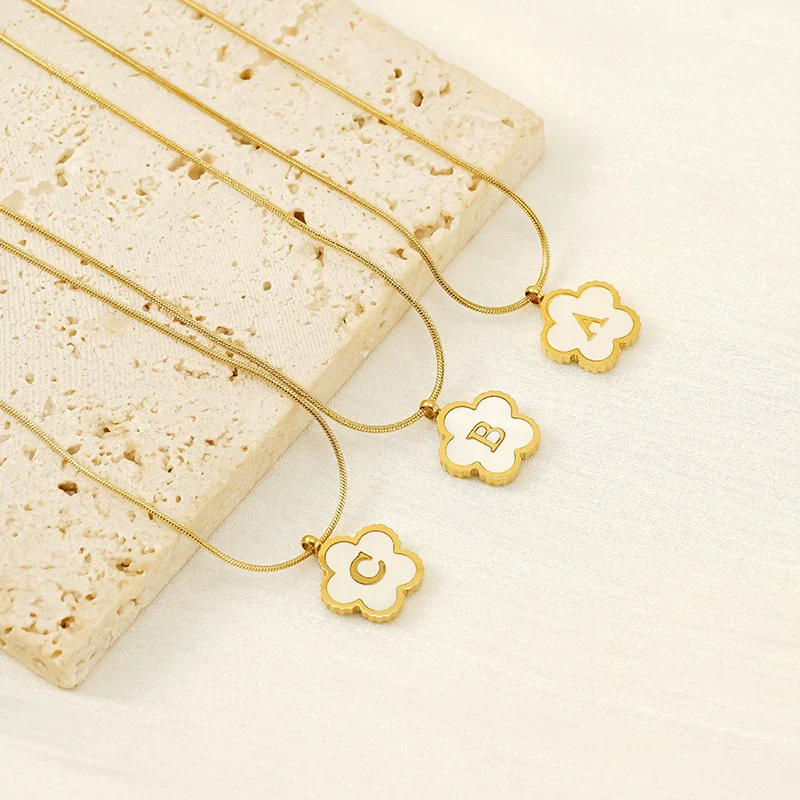Wholesale 316L Stainless Steel Five Leaf Clover Letter Pendant Necklace With Electroplating Fashion Jewelry For Women - Image 3