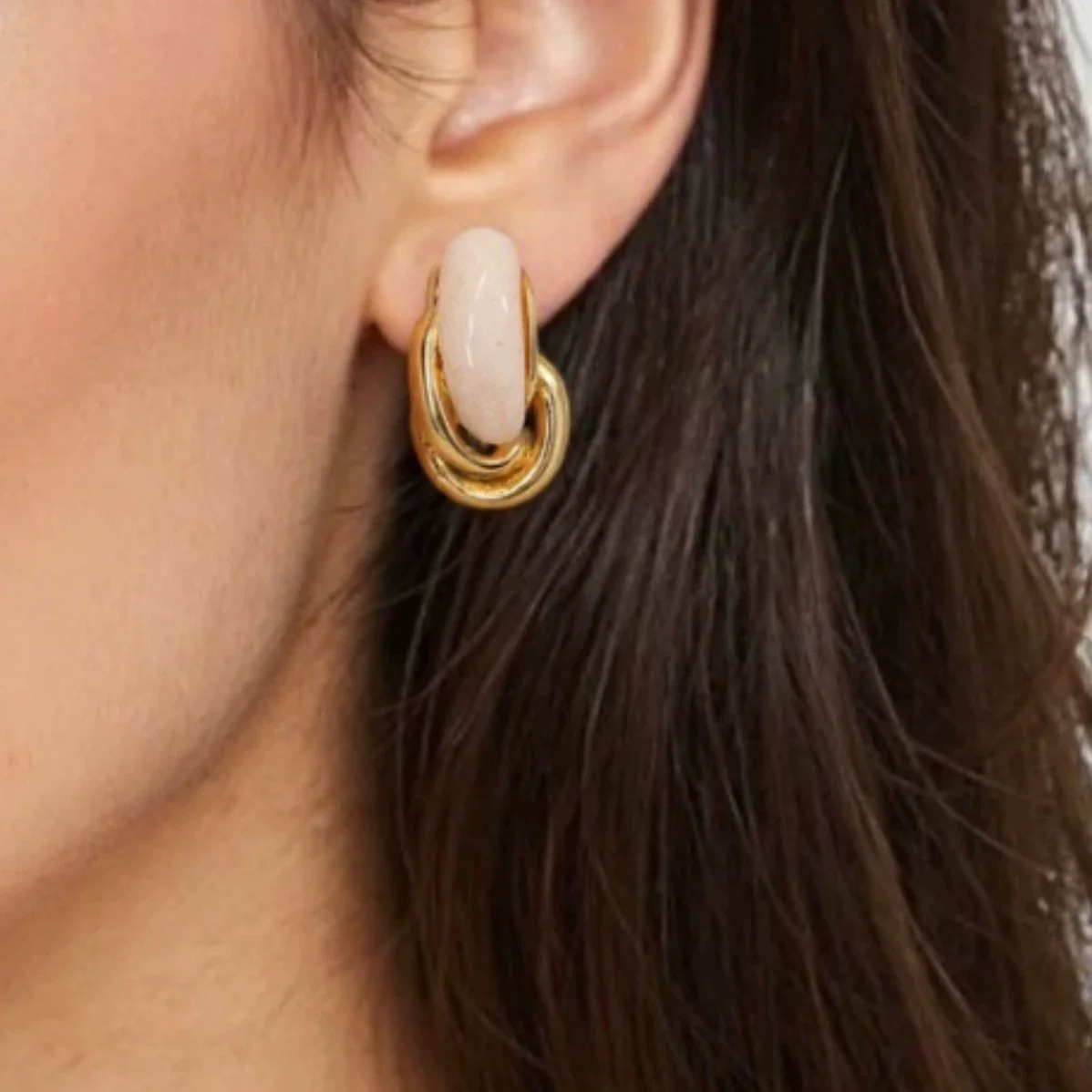 Wholesale Stainless Steel French Retro Curved Earrings With Resin Electroplated In 18K Gold Color For Women