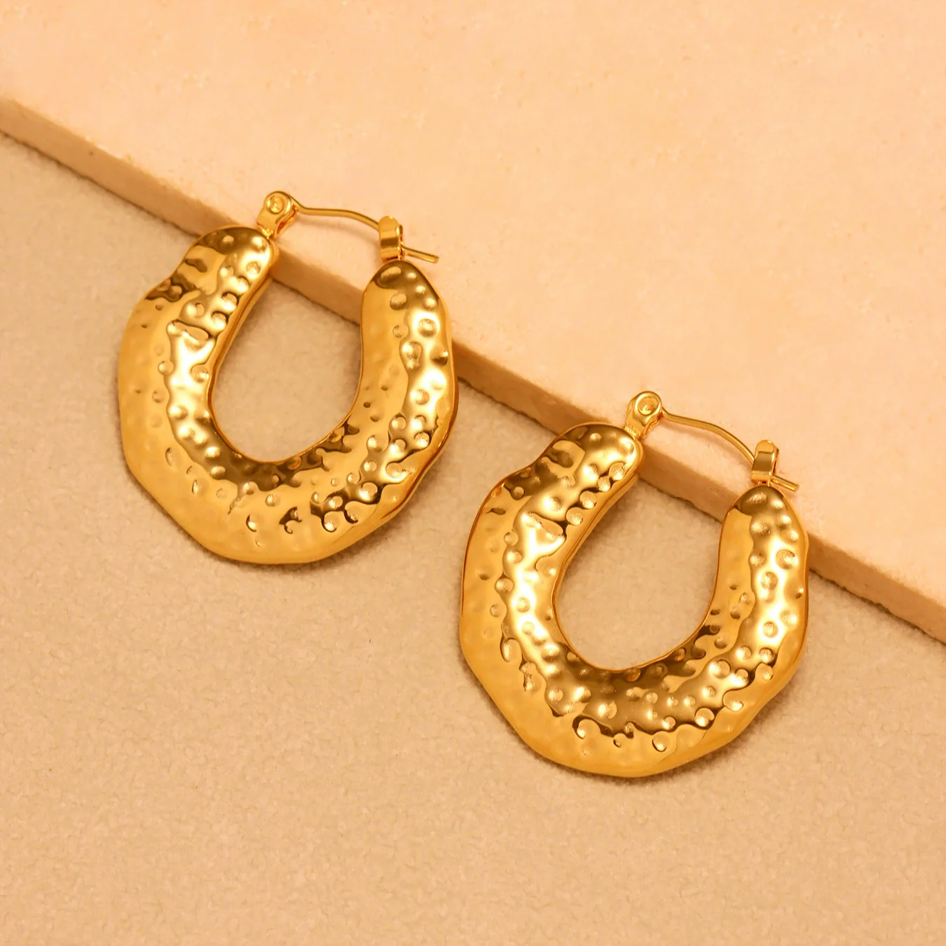 Wholesale Stainless Steel Geometric Dot Hammer Pattern Electroplated Ushaped Cut Out Asymmetrical Earrings For Women - Image 2