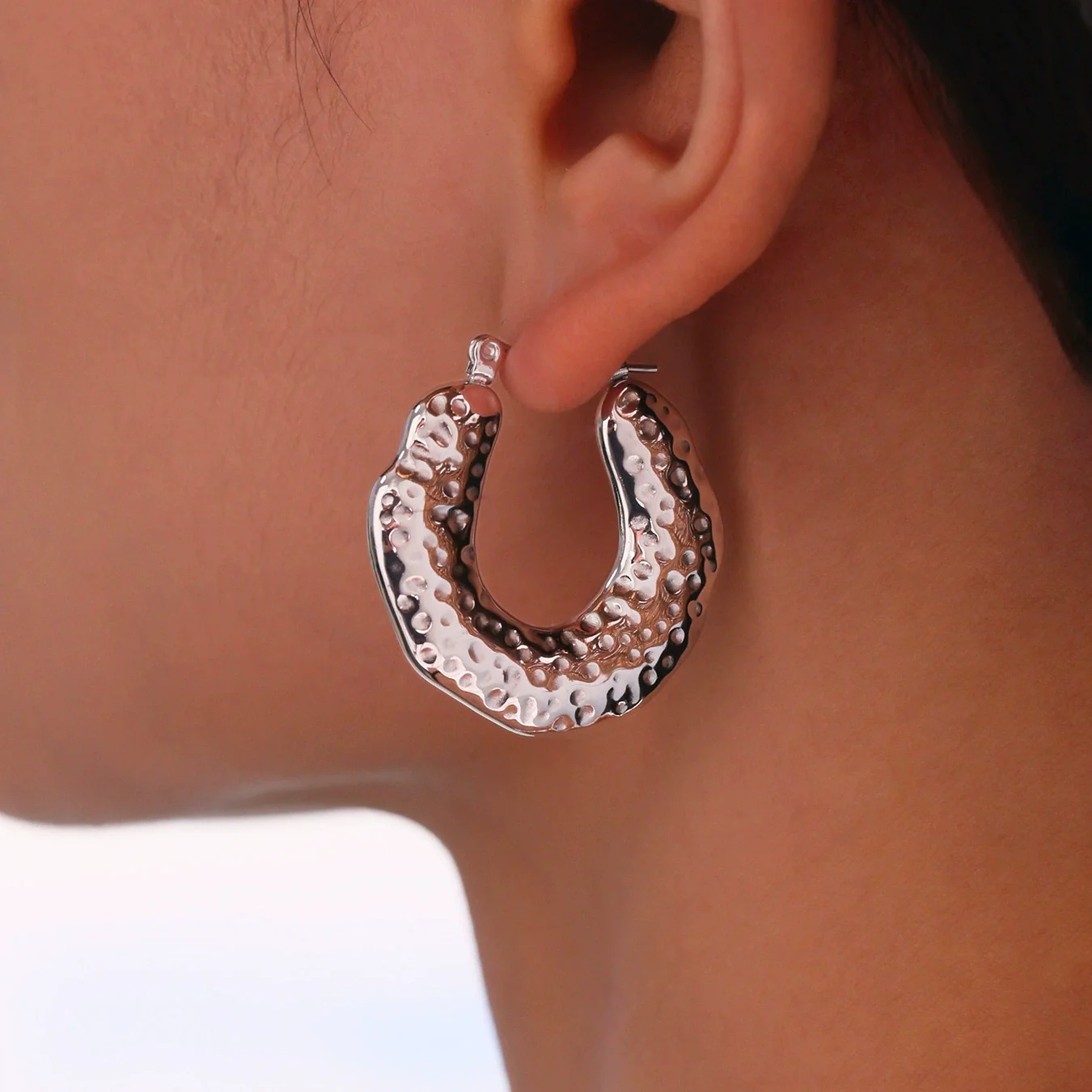 Wholesale Stainless Steel Geometric Dot Hammer Pattern Electroplated Ushaped Cut Out Asymmetrical Earrings For Women - Image 4