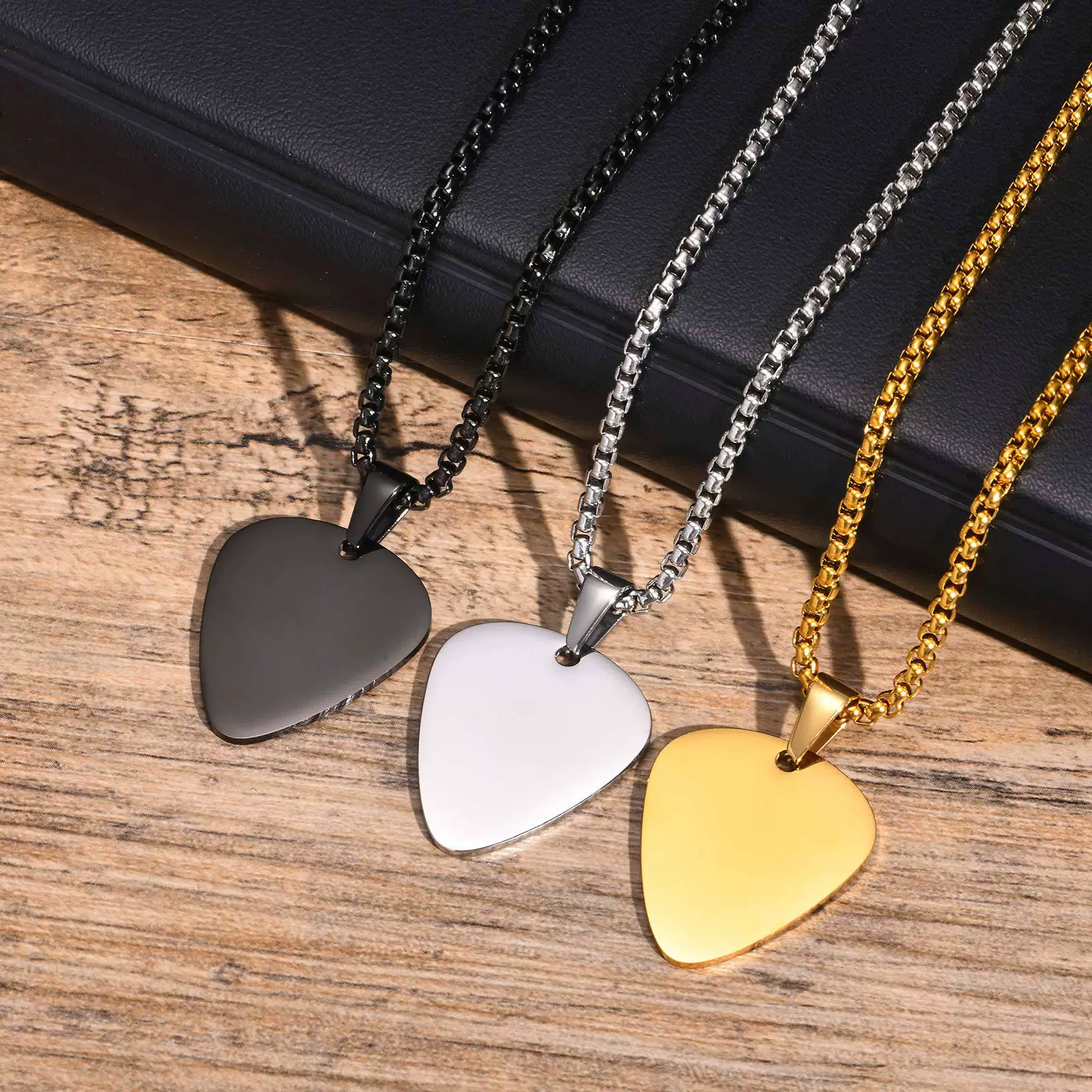 Wholesale Stainless Steel Geometric Guitar Pick Pendant Necklace With Electroplating Fashion Jewelry