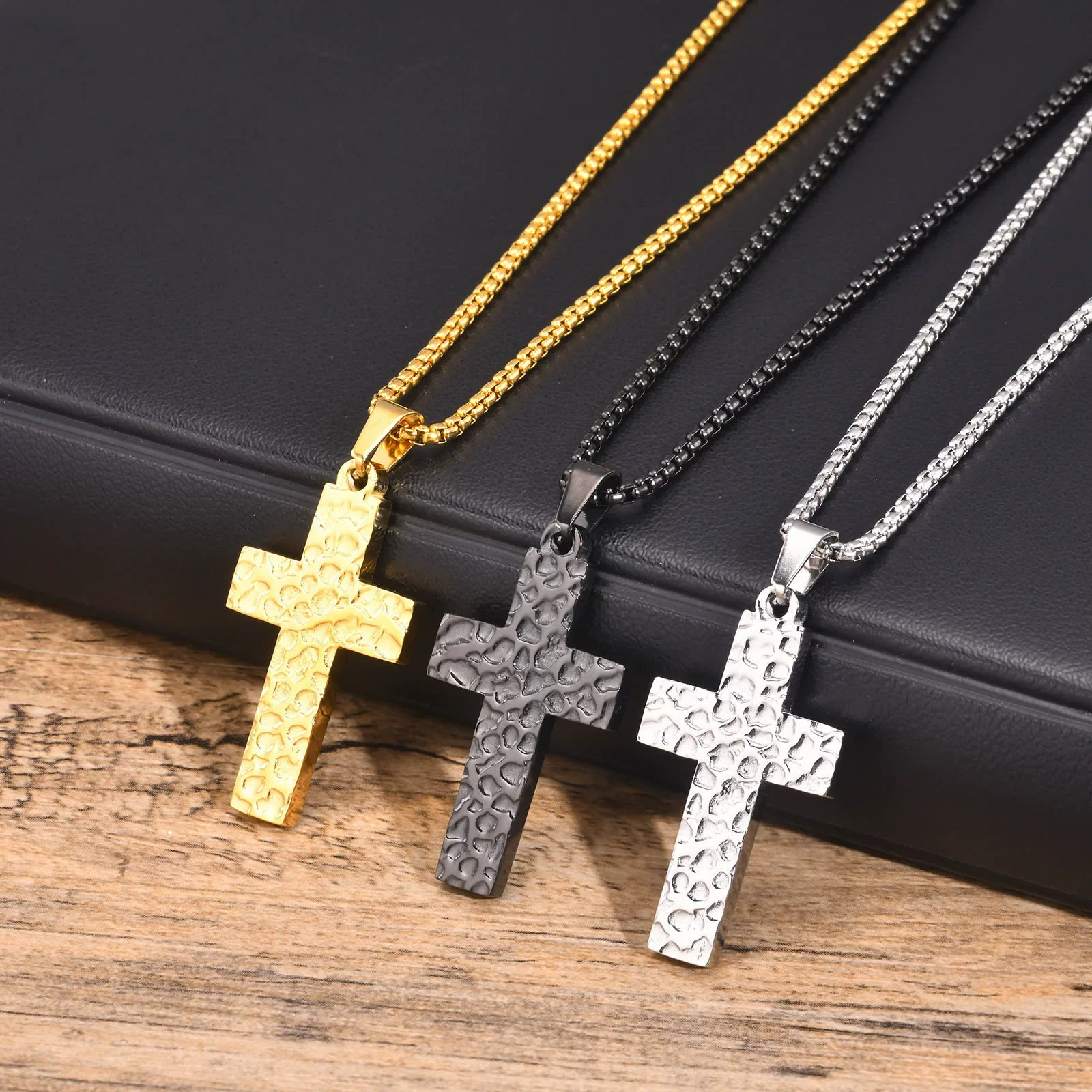 Wholesale Stainless Steel Geometric Hammer Pattern Cross Pendant Gold Plated Necklace For Men