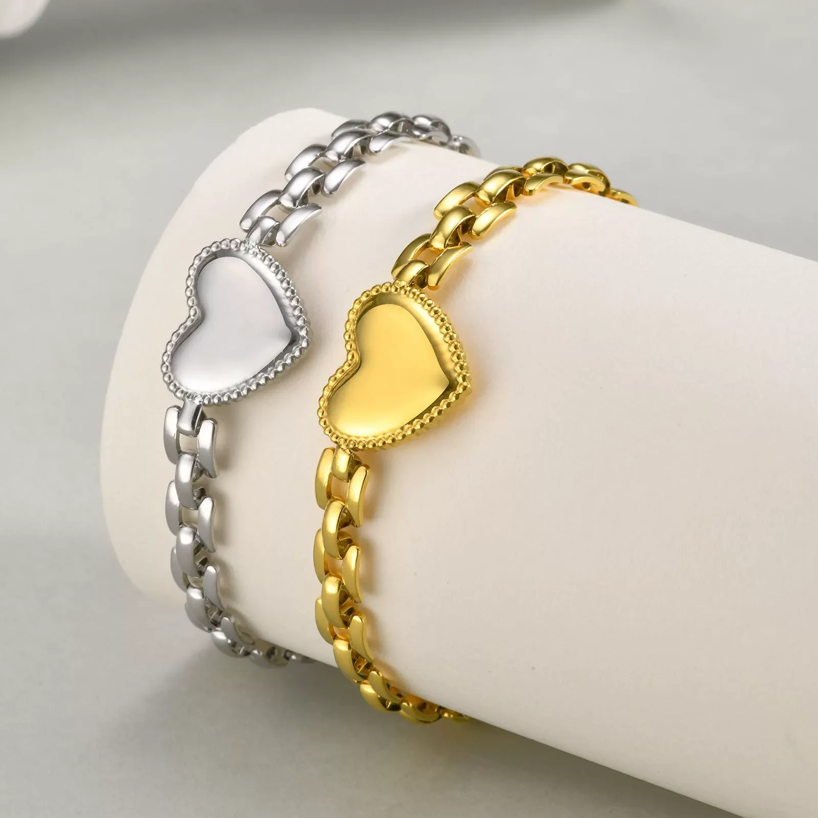 Wholesale Stainless Steel Heartshaped Fashion Women's Bracelet With Gold Electroplated Strap Chain