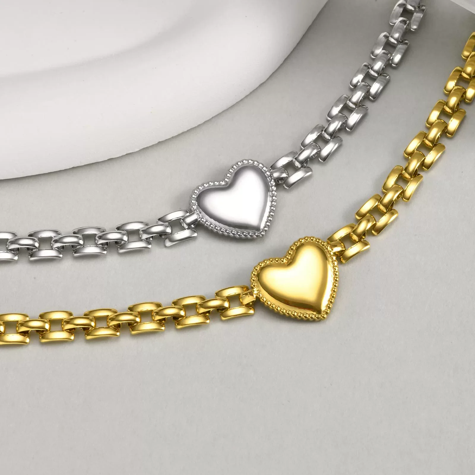 Wholesale Stainless Steel Heartshaped Fashion Women's Bracelet With Gold Electroplated Strap Chain - Image 2