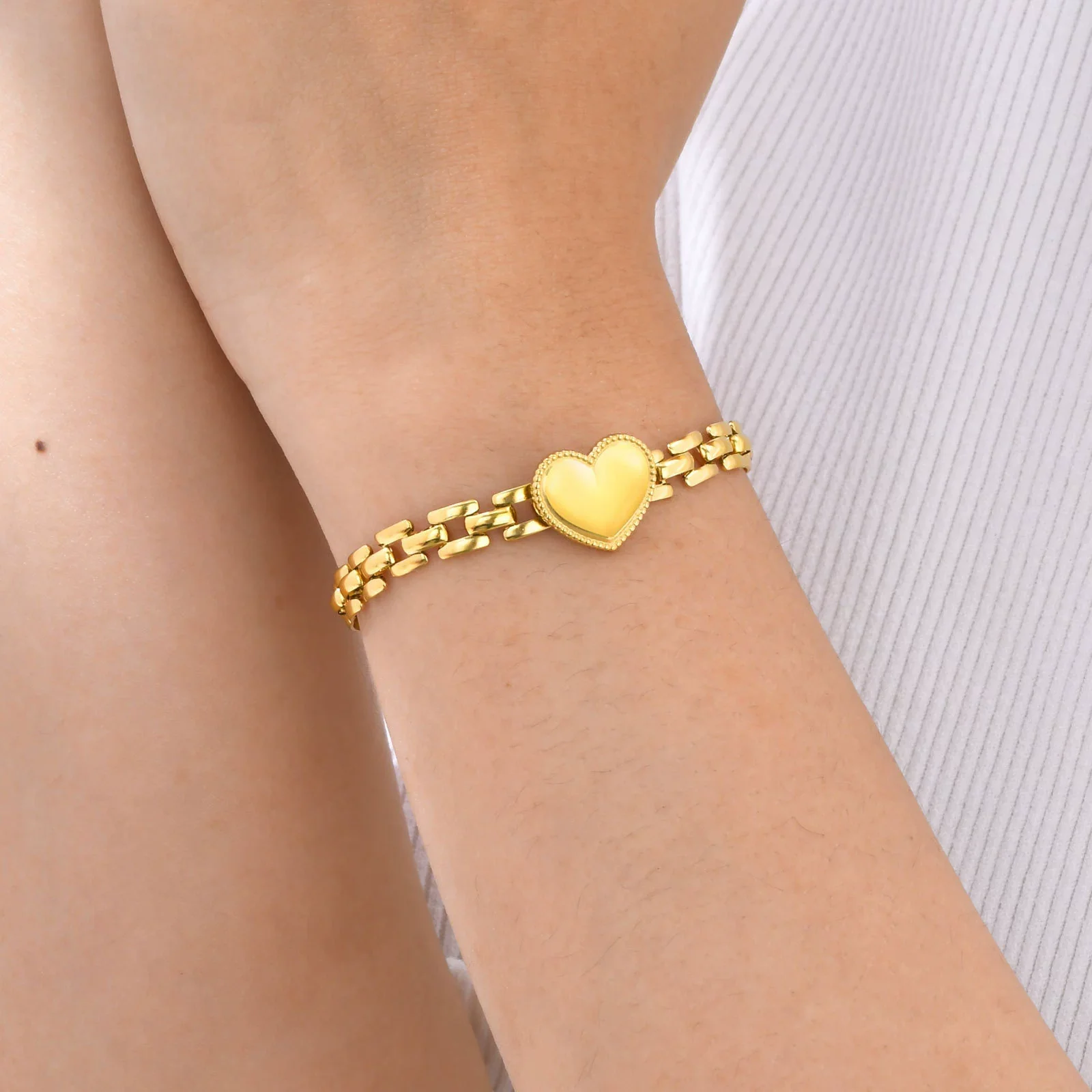 Wholesale Stainless Steel Heartshaped Fashion Women's Bracelet With Gold Electroplated Strap Chain - Image 4