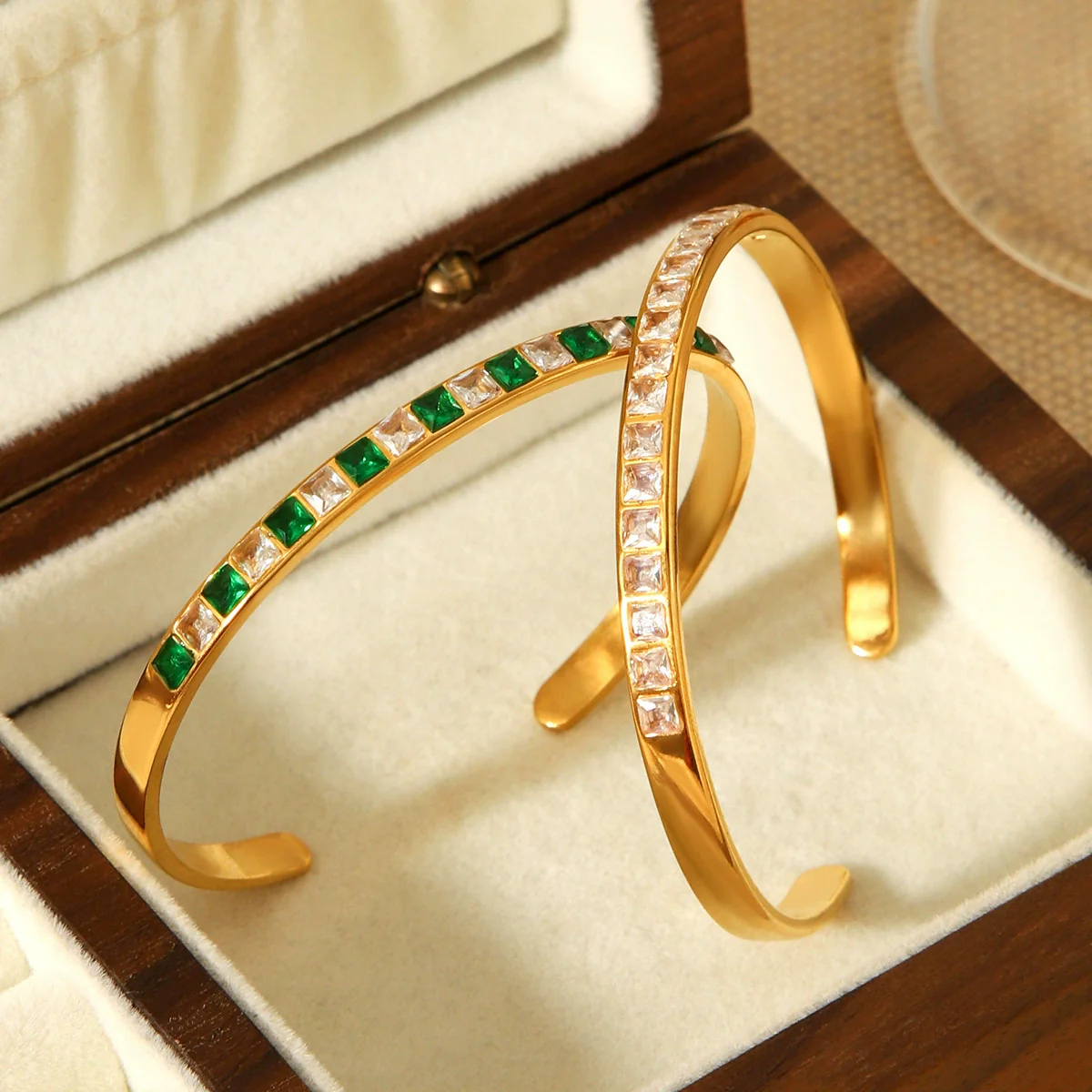 Wholesale Stainless Steel Inlaid Zircon Geometric Bracelet For Women - Image 4