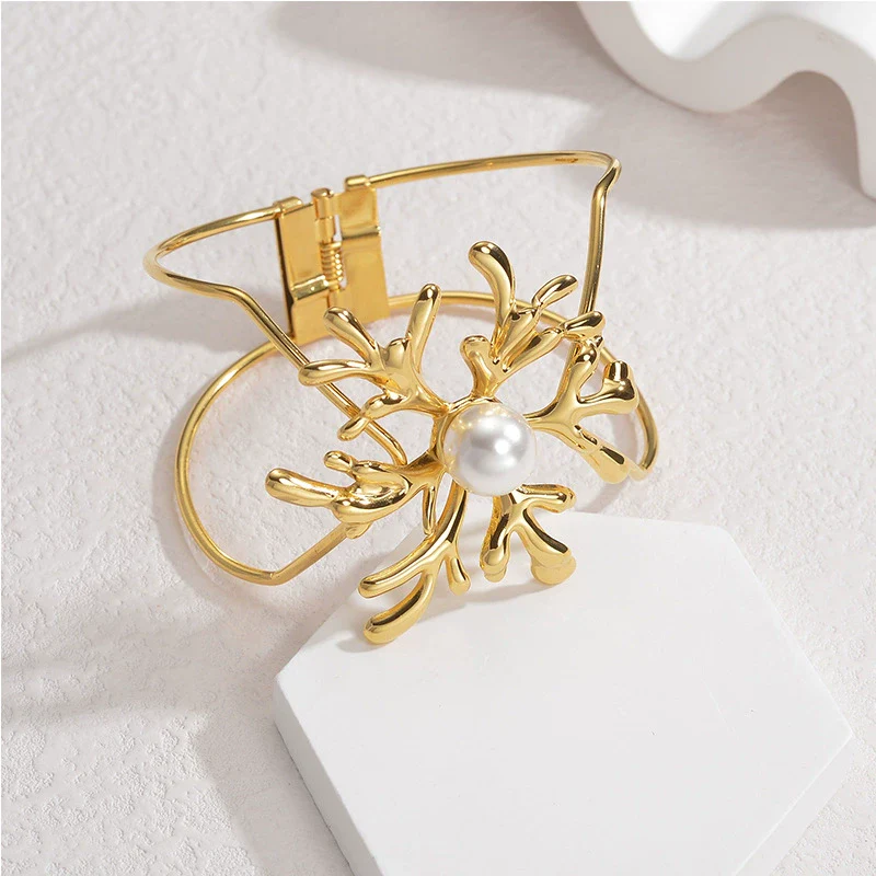 Wholesale Stainless Steel Minimalist Geometric Hollow Buckle Women's Bracelet With 18K Gold Electroplating - Image 2