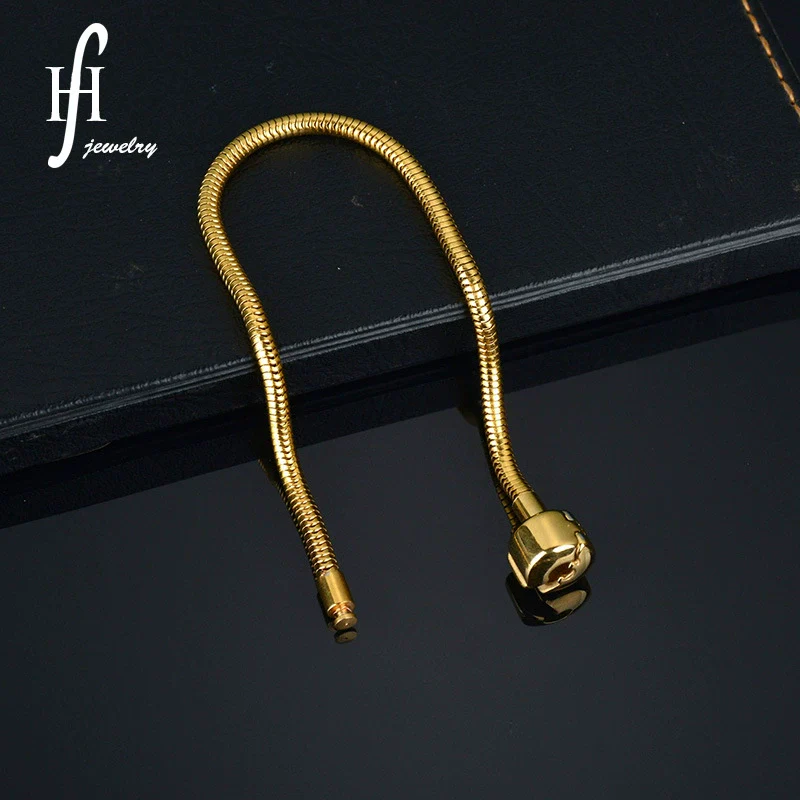 Wholesale Stainless Steel Simple Geometric Style Snake Bone Chain Bracelet With Pendant Beads And Electroplating Treatment For Women