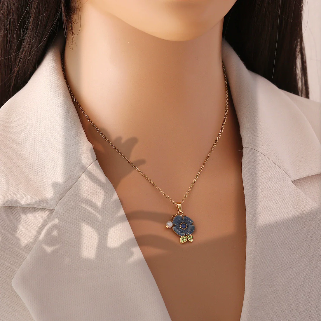 Wholesale Stainless Steel Vintage Flower Shape Imitation Pearl Pendant Necklace - Image 3