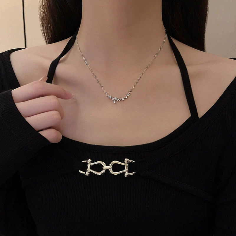 Wholesale Titanium Steel And Alloy Small Flower Pendant Necklace With Diamond Design For Women